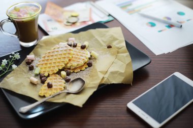 Doldurulmuş Viyana waffle 'ı. Kahve masası. Bir set mis kokulu c