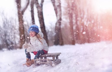 Bir kış masal, genç bir anne ve kızı bir kızak sürmek