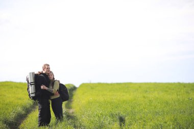 Bir sırt çantası ile yürüyerek seyahat