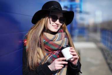 Marketler bir yürüyüş için Fransız kadın