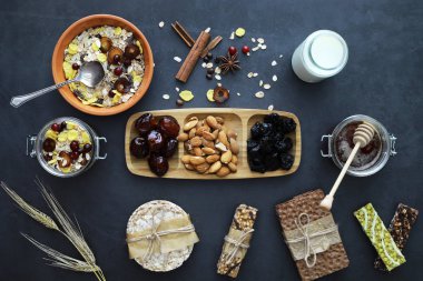 Sağlıklı kahvaltı. Süt lügatli tahıllardan Müsli.