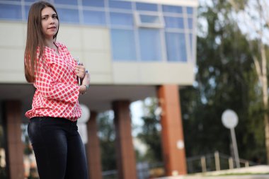 Kız bir iş toplantısında belgelerle