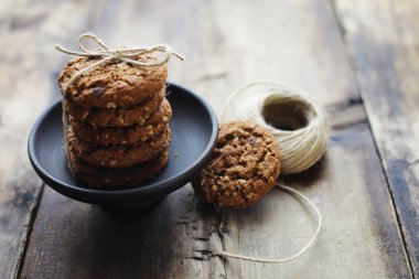 Kahve masası. Sıcak kahve bardağıyla. Bir çift güzel kokulu kuş.