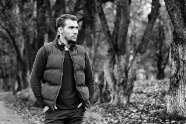 Genç sakallı adam açık