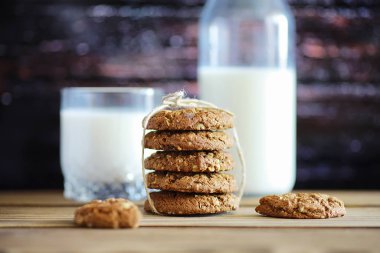 Taze yulaf ezmeli kurabiyeler ve ahşap kaplama sütler. Ch