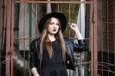 Genç güzel kız şapka içinde ve dışında koyu makyajlı. G