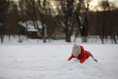 Çocuklar kışın dışarıda oynarlar. Sokakta kar oyunları.