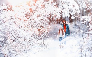 Genç bir aile yürüyüşe çıktı. Anne ve kızı şarapla yürüyorlar.