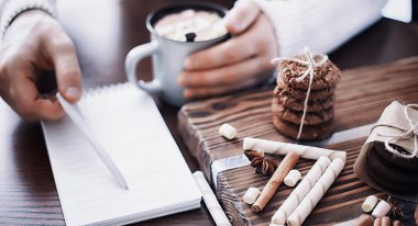 Kış kahvaltısı. Bir fincan kremalı sıcak çikolata ve...