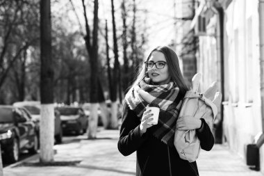 Bir genç kızın bir yolda siyah ve beyaz fotoğraf