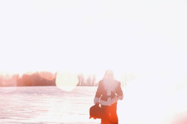 Kış alanındaki Noel Baba. Noel Baba büyülü sis th yürüyor