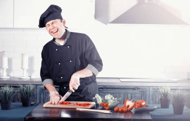 Adam yemek hazırlanıyor gıda sebze mutfak at