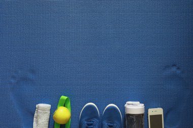 Yerde yoga pratiği yapmak için. Sağlıklı yaşam tarzı.