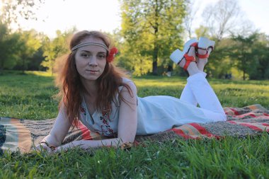 Bir sonbahar Parkta yürümek bir kız. Kızıl saçlı genç kız