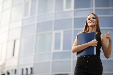 Kız bir iş toplantısında belgelerle