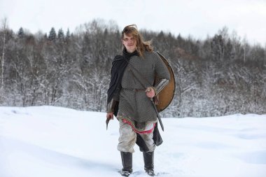 Defender'ı posta zırh genç savaşçı