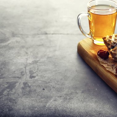 İş yerinde çay için waffle ve çilek ile tatlı tatlı.