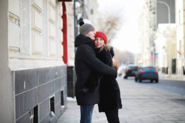 Genç çift kışın yürüyor