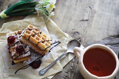 Doldurulmuş Viyana waffle 'ı. Kahve masası. Bir set mis kokulu c