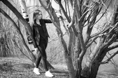 Bahar şehrin içinden bir yürüyüşte kız