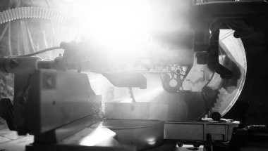 Araçları ve süreç içinde elektrikli testere ile atölye çalışması