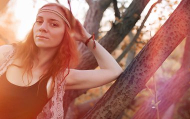 Bir parkta yürümek bir kız. Bahar Kızıl saçlı kız 