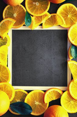 Taş bir masada portakal turunçgil meyvesi. Turuncu arkaplan.