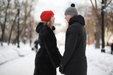 Genç çift kışın yürüyor