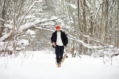 Kışın ormanda bir adam. Sırt çantalı bir turist.