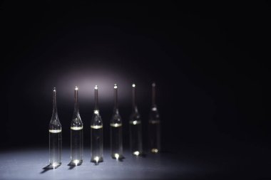 Tıbbi ilaç ampulleri. Enjeksiyon için ilaçlar.