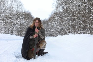 Defender'ı posta zırh genç savaşçı