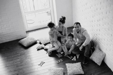 Kızları olan genç bir aile 