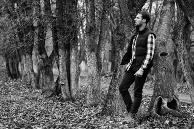 Genç sakallı adam açık