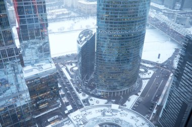 Cam ve betondan yapılmış binalar. Şehirdeki gökdelenler.