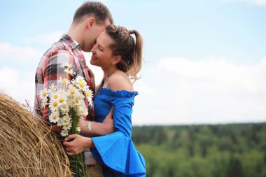 Genç çift güneşli bir sonbahar gününde kırsalda yürüyüş yapıyor.