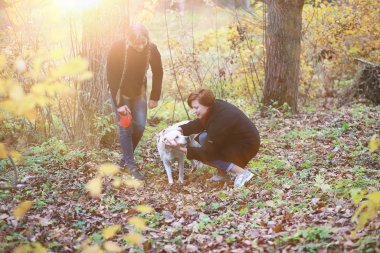 Anne ve genç kız sonbahar bahçesinde yürüyüşe çıktılar.