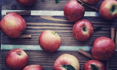 Tahtadaki taze elmalar. Kırmızı elma hasadı. Meyveler...