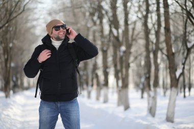 Bir sırt çantası soğuk kış olan bir adam