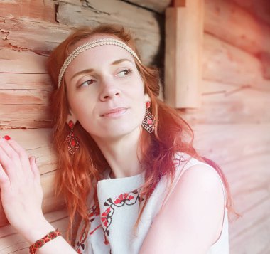 Bir parkta yürümek bir kız. Bahar Kızıl saçlı kız 