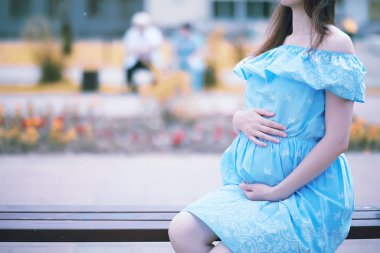 Doğada elbiseli hamile kız