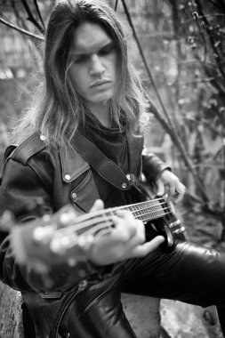 Rock gitaristi açık. Bir müzisyenle bir leath bir bas gitar