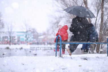 Çocuklar parkta ilk kar yürümek