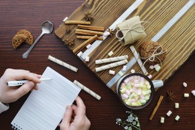 Kış kahvaltısı. Bir fincan kremalı sıcak çikolata ve...