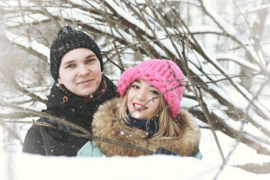 Kış parkında yürüyen iki genç aşık.