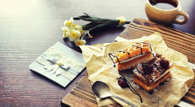 Doldurulmuş Viyana waffle 'ı. Kahve masası. Bir set mis kokulu c