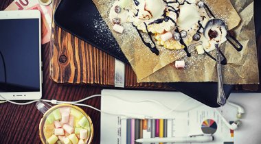Doldurulmuş Viyana waffle 'ı. Kahve masası. Bir set mis kokulu c