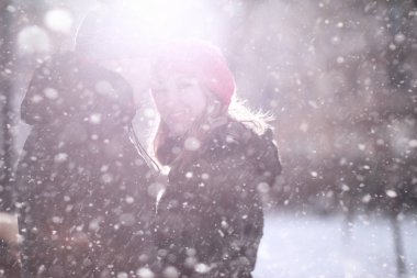 Genç çift kışın yürüyor