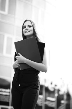 İş kadını siyah ve beyaz fotoğraf