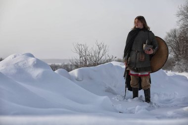 Defender'ı posta zırh genç savaşçı
