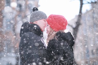 Genç çift kışın yürüyor